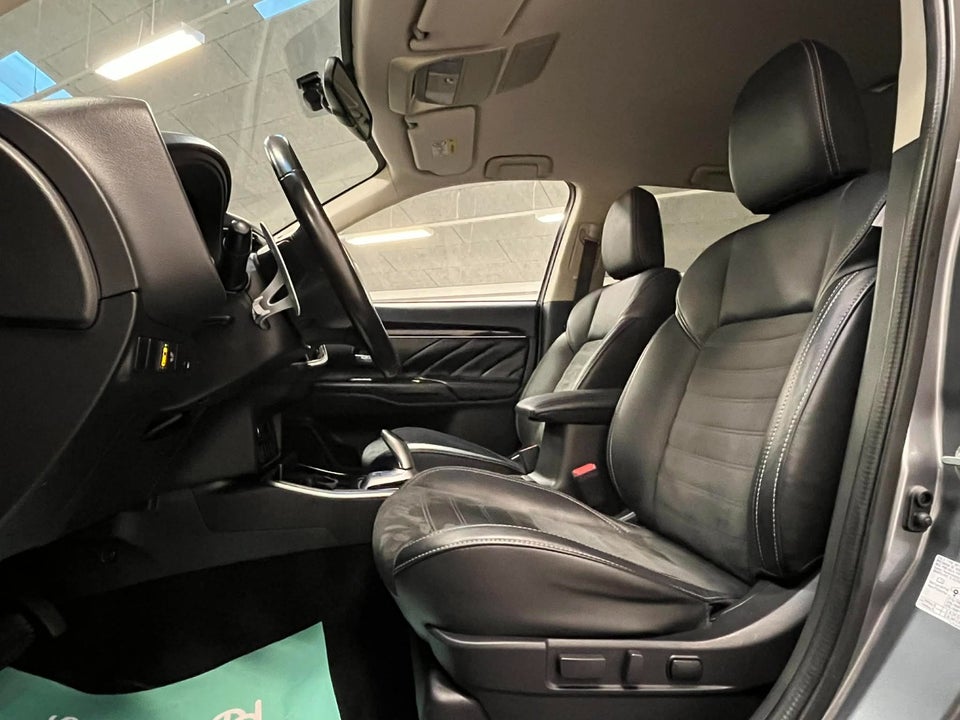 Mitsubishi Outlander 2,4 PHEV Invite CVT 4WD 5d