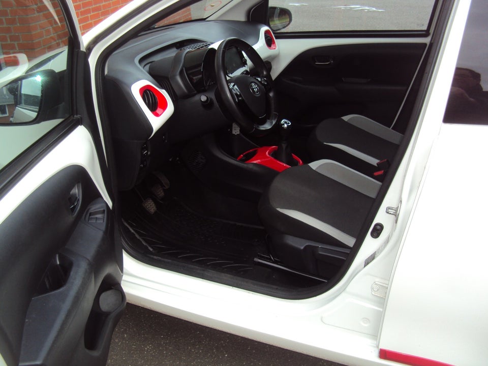 Toyota Aygo 1,0 VVT-i x-press 5d