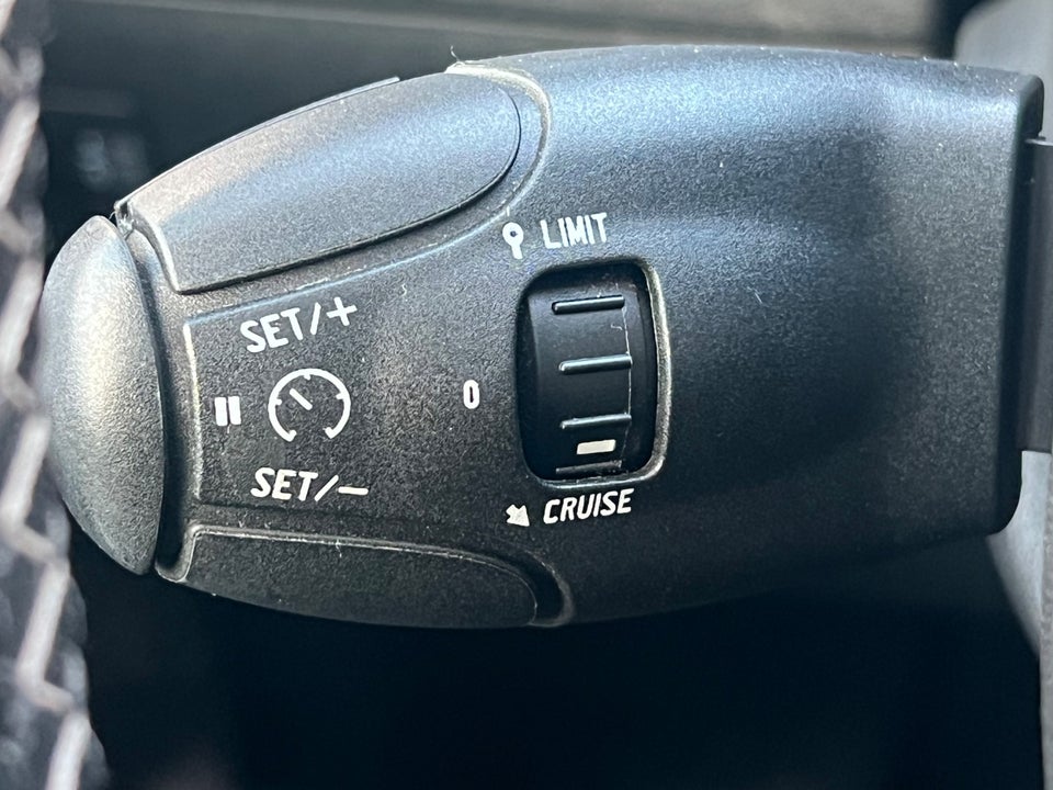 Peugeot 2008 1,5 BlueHDi 100 Prestige Sky 5d