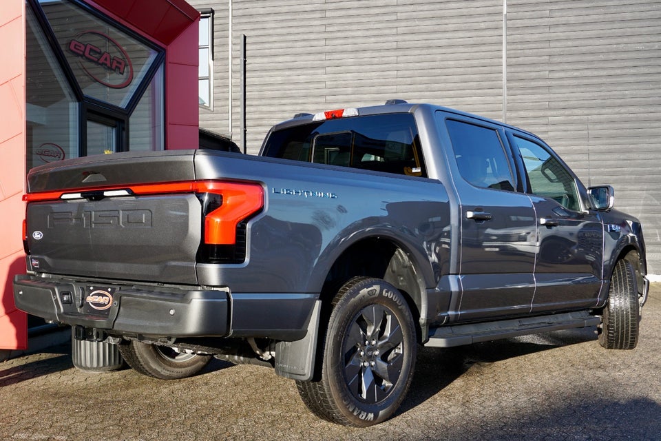 Ford F-150 131 Lightning Lariat Extended Range 4d