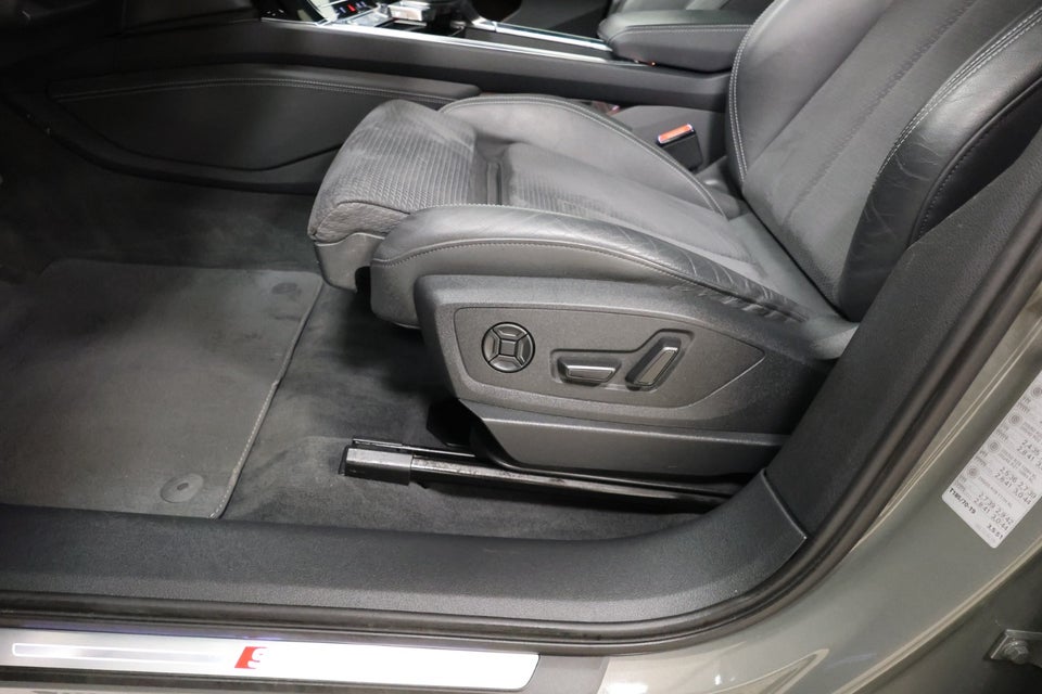 Audi Q8 e-tron 55 S-line quattro 5d
