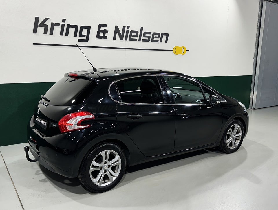 Peugeot 208 1,2 VTi Allure Sky 5d