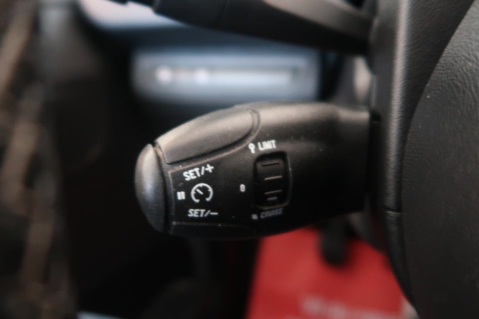 Peugeot 2008 1,6 BlueHDi 100 Selection Sky 5d