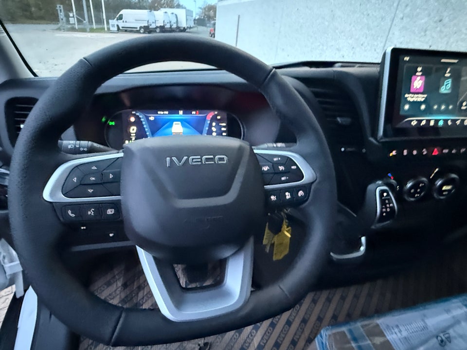 Iveco Daily 3,0 35S18 4100mm Box m/lift AG8