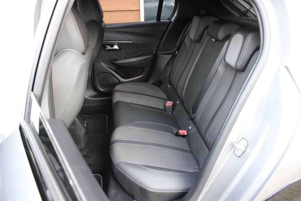 Peugeot e-208 50 GT 5d