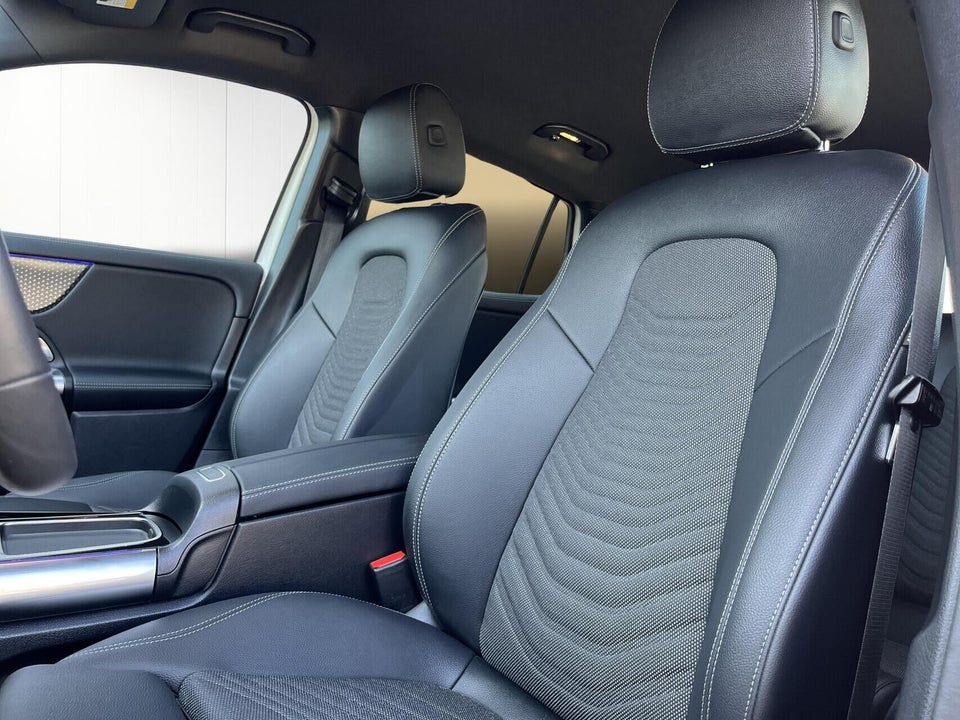 Mercedes EQA300 4Matic 5d