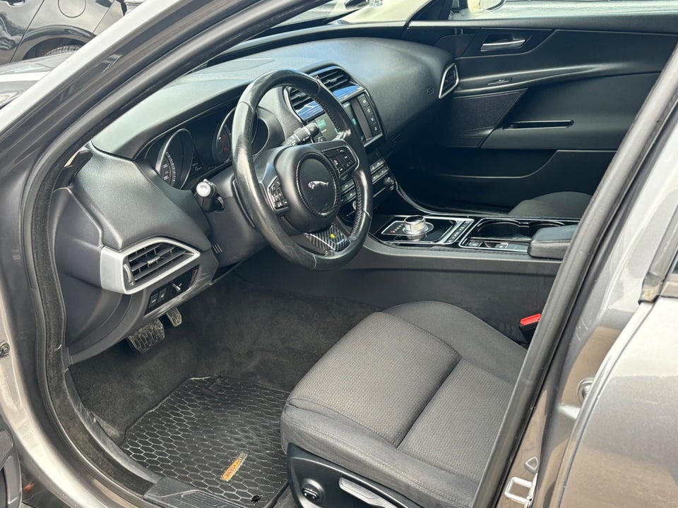 Jaguar XE 2,0 D180 Prestige aut. 4d