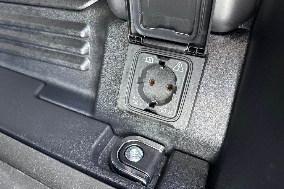 Land Rover Defender 110 3,0 D250 Hard Top X-Dynamic SE aut. Van 5d