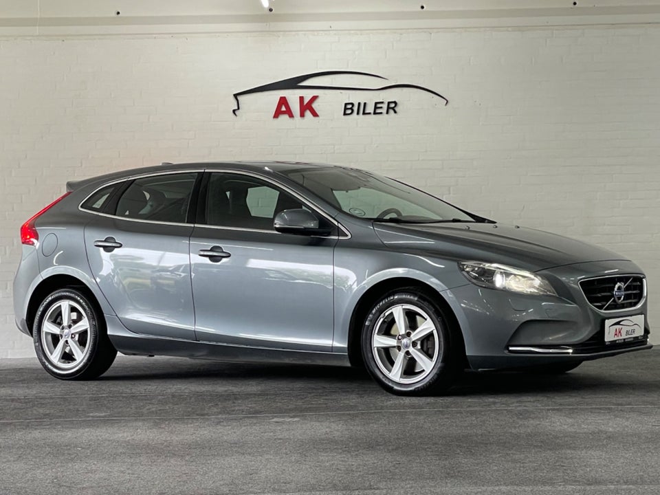 Volvo V40 2,0 D3 150 Momentum aut. 5d