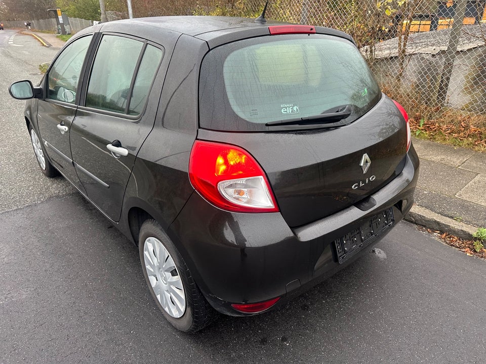 Renault Clio III 1,2 16V TCe Expression 5d