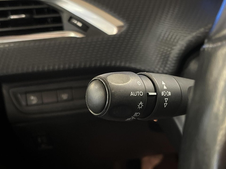 Peugeot 2008 1,2 PureTech 130 Allure Sky 5d