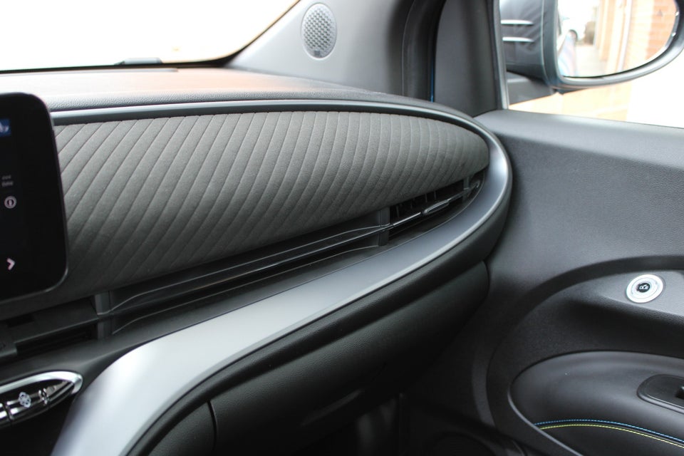 Abarth 500e Scorpionissima 3d