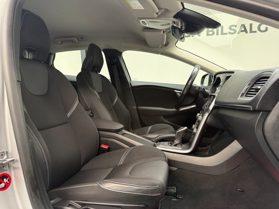 Volvo V40 CC 2,0 D3 150 Momentum aut. 5d