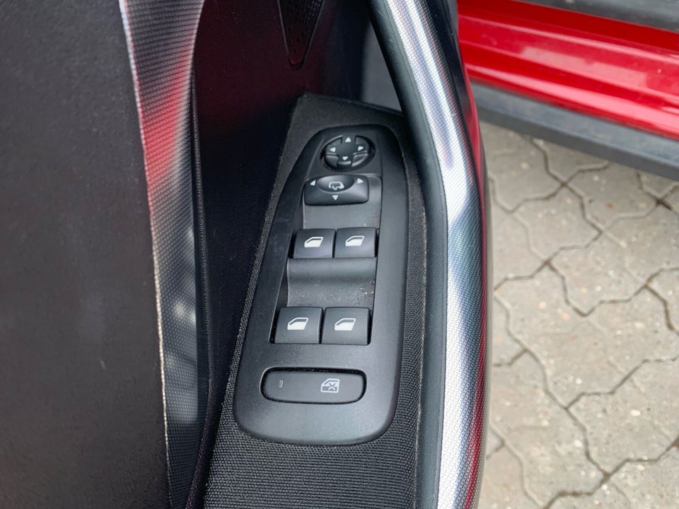 Peugeot 2008 1,6 BlueHDi 100 Allure Sky 5d