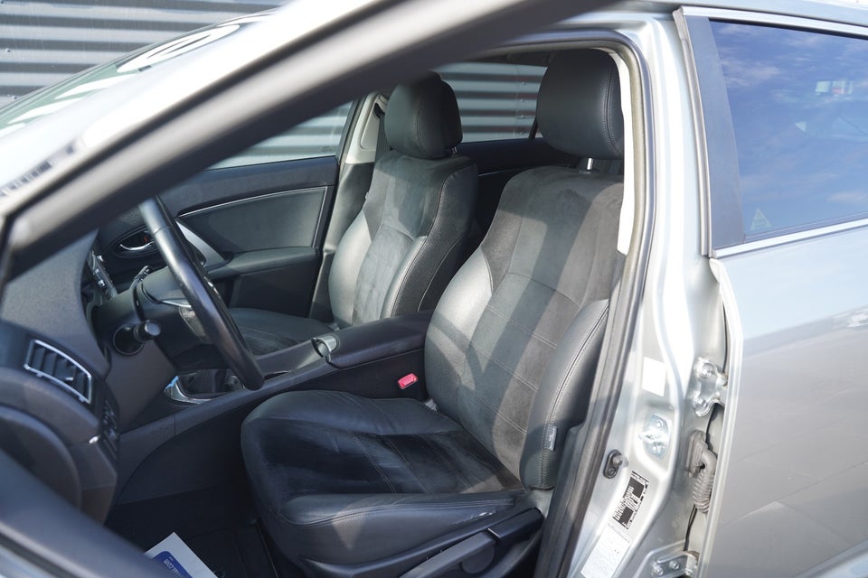 Toyota Avensis 1,8 VVT-i T2 Premium stc. 5d