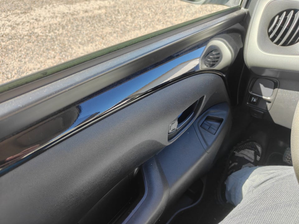Citroën C1 1,2 PureTech Attraction 5d