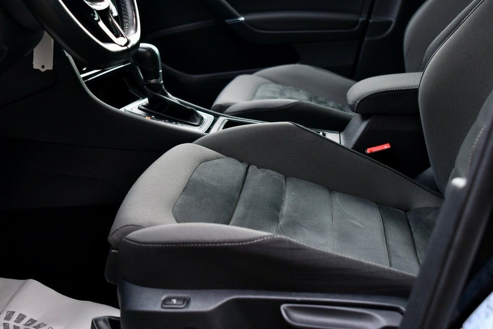 VW Golf VII 2,0 TDi 150 Highline Variant DSG 5d