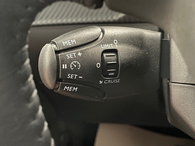 Peugeot e-208 50 Style 5d