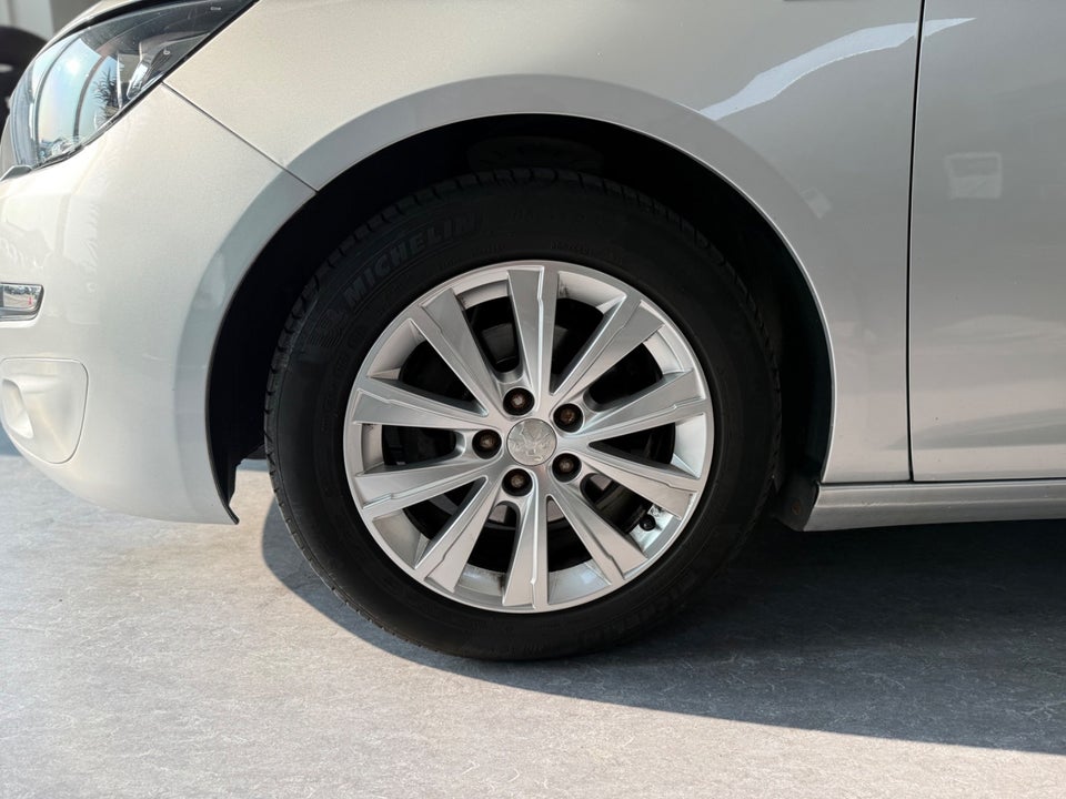 Peugeot 308 1,6 BlueHDi 120 Style Sky EAT6 5d