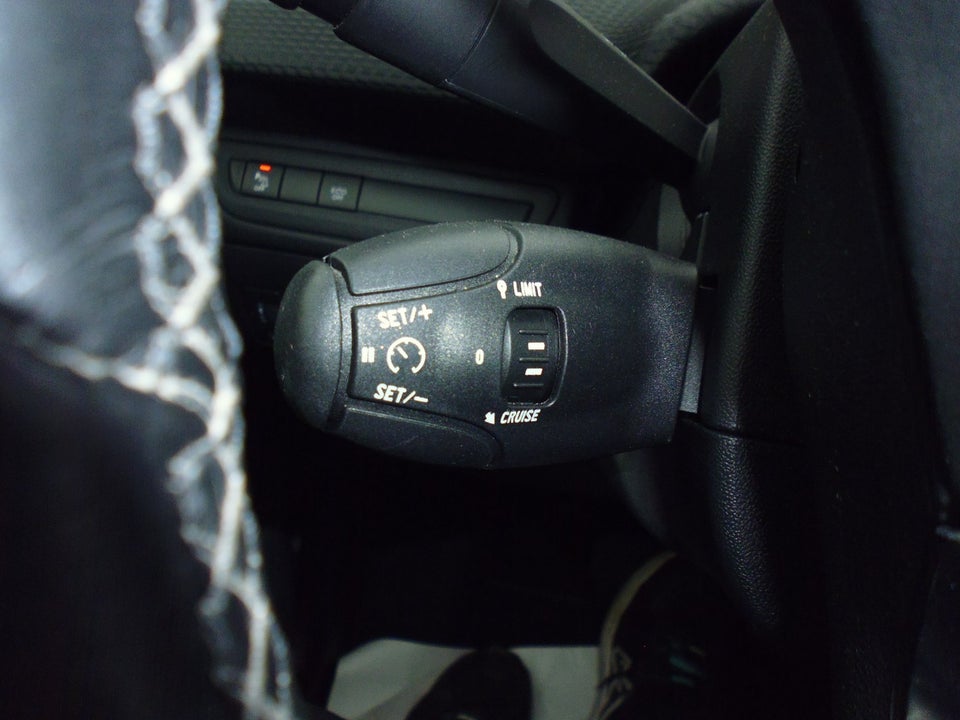 Peugeot 2008 1,2 e-THP 110 Allure Sky EAT6 5d