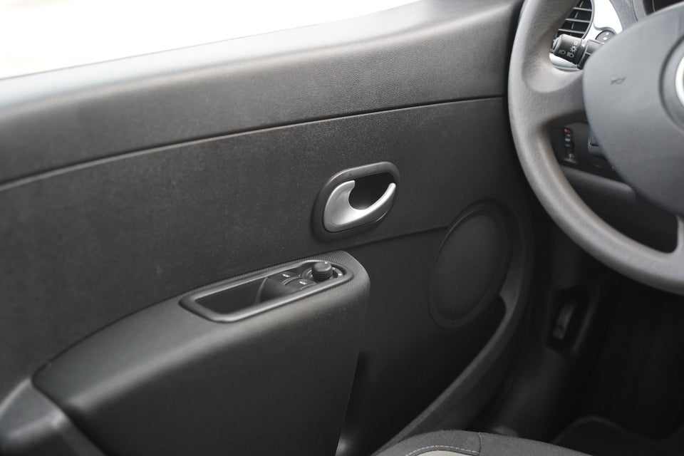 Renault Clio III 1,2 16V Authentique 5d