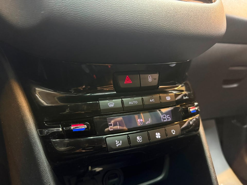 Peugeot 208 1,2 VTi Allure Sky 5d