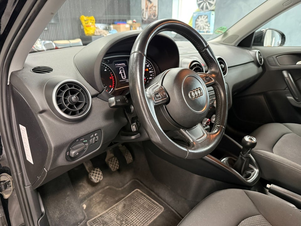 Audi A1 1,6 TDi 90 Attraction 3d