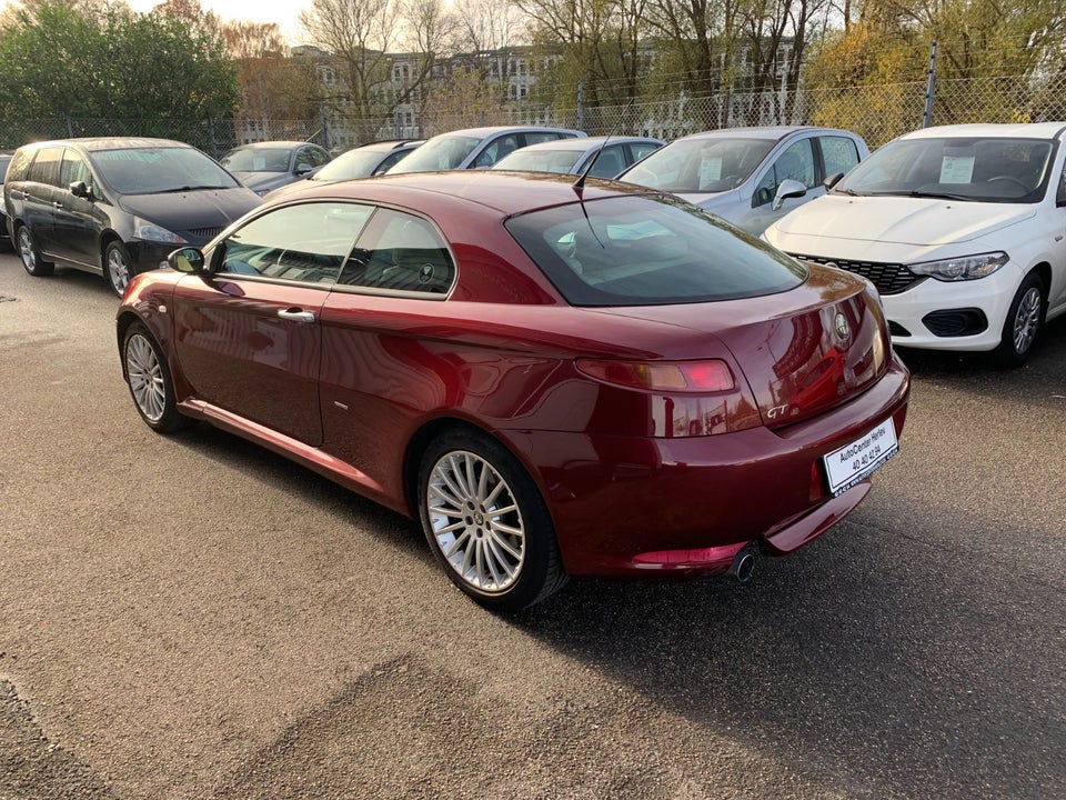 Alfa Romeo GT 2,0 JTS Lusso 3d