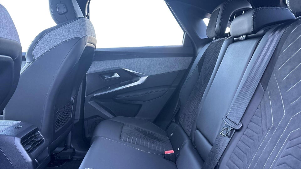 Peugeot e-3008 77 GT 5d