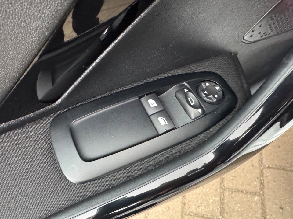 Peugeot 208 1,6 BlueHDi 100 Chili Sky+ 5d