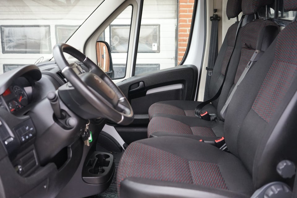 Peugeot Boxer 333 2,2 BlueHDi 140 L2H2 Premium