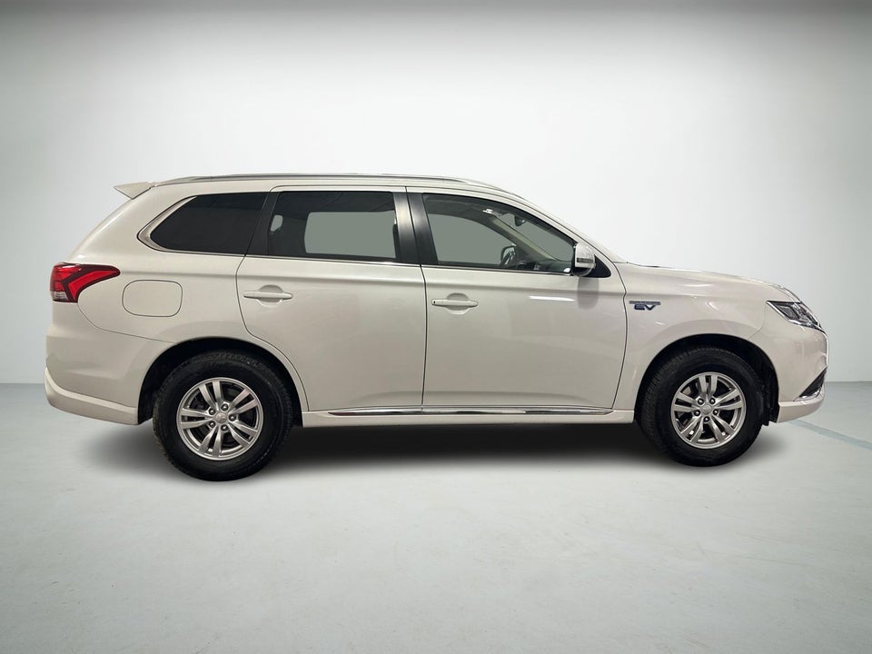 Mitsubishi Outlander 2,4 PHEV Inform+ CVT 4WD 5d