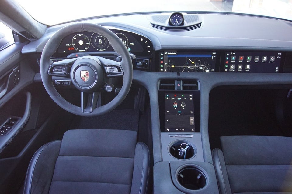Porsche Taycan GTS Performance+  4d
