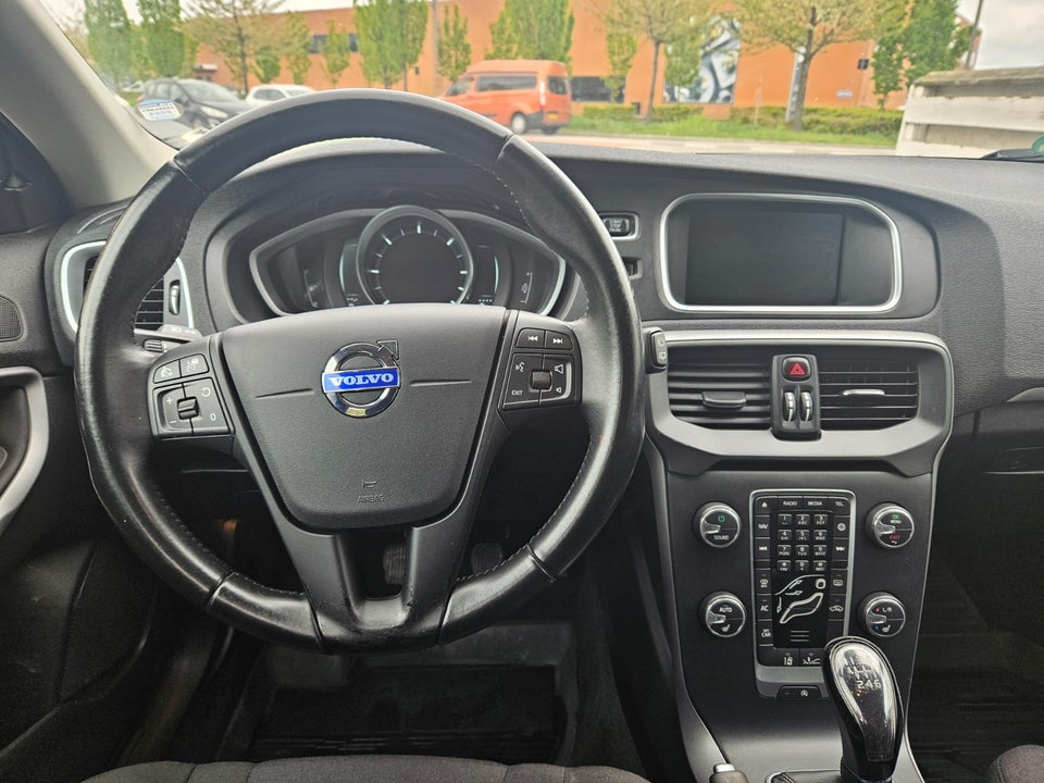Volvo V40 1,6 D2 115 Momentum Drive-E 5d