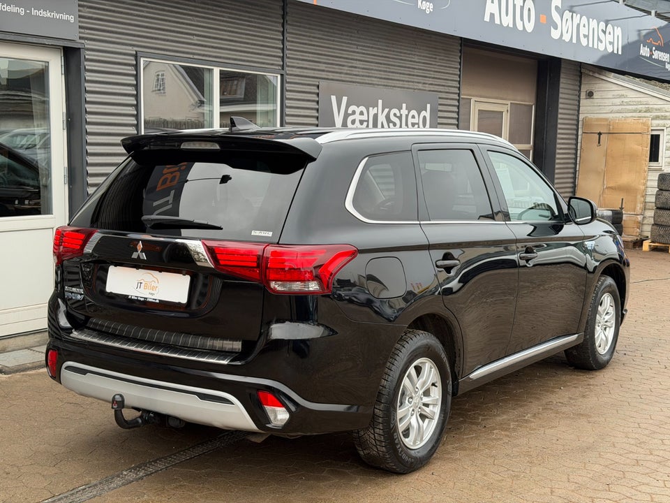Mitsubishi Outlander 2,4 PHEV Invite CVT 4WD 5d