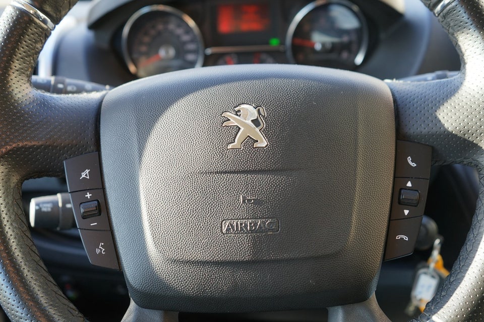 Peugeot Boxer 333 2,2 BlueHDi 140 L2H2 Premium