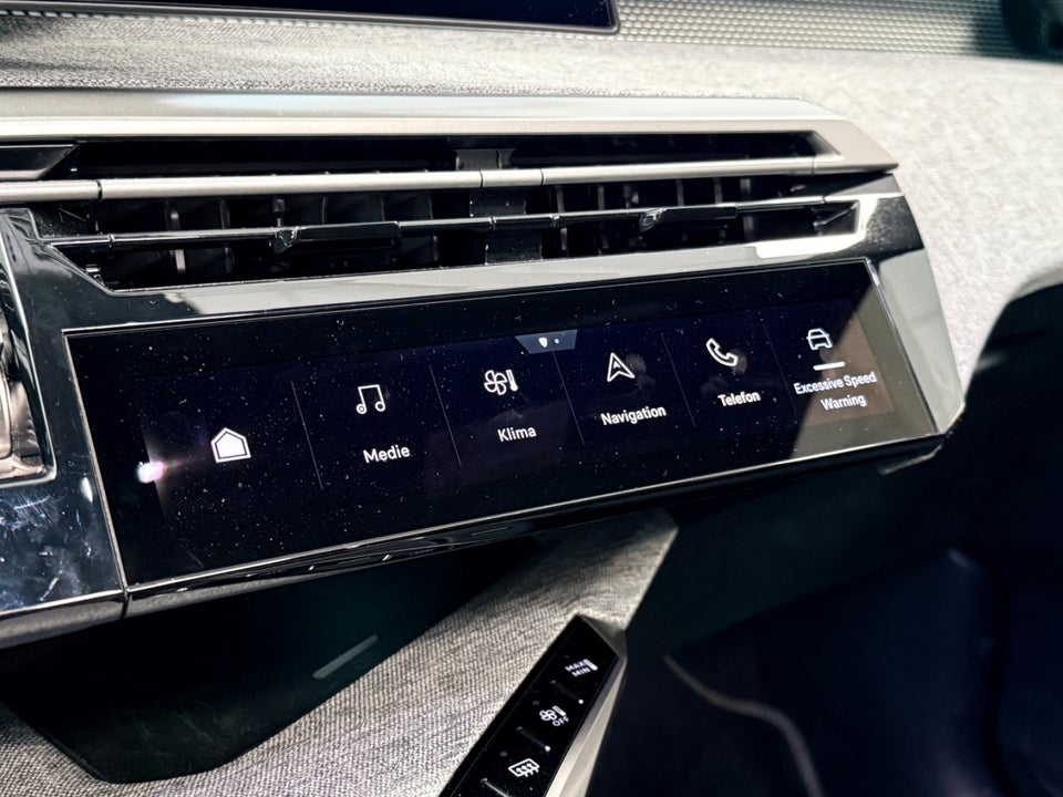 Peugeot e-3008 77 GT Pack 5d