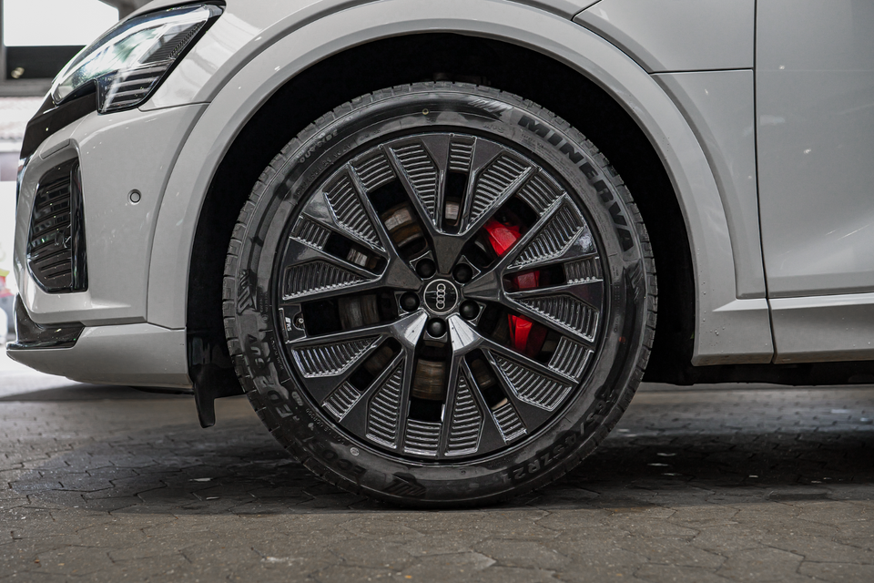 Audi Q8 e-tron 55 S-line quattro 5d