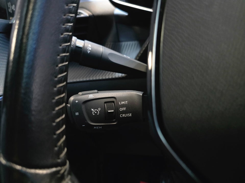 Peugeot 208 1,2 PureTech 100 Allure Sky 5d