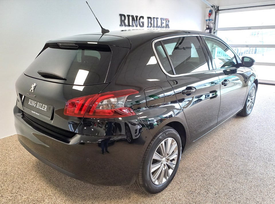 Peugeot 308 1,5 BlueHDi 130 Selection Sky 5d