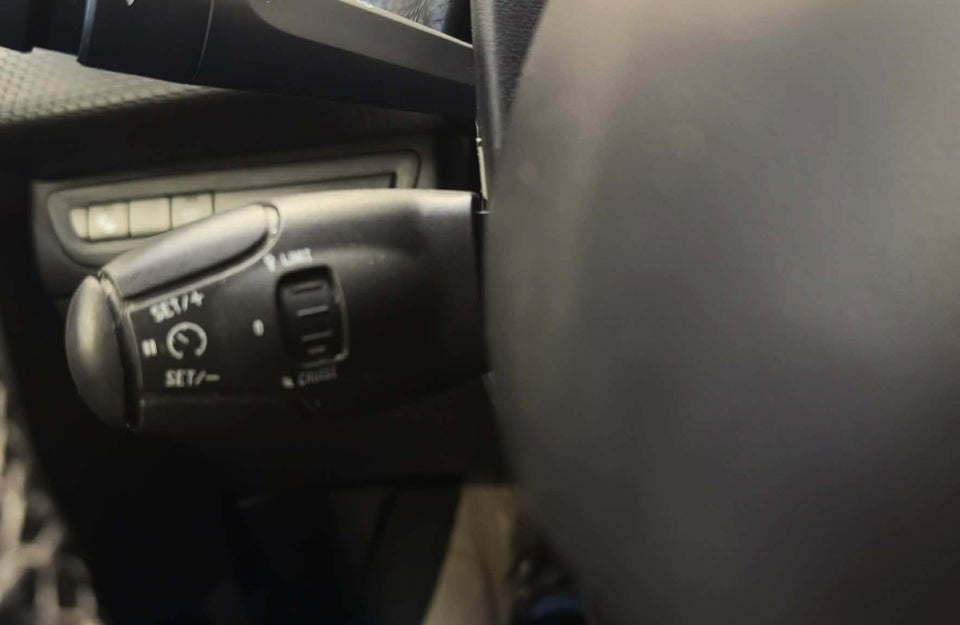 Peugeot 2008 1,2 e-THP 130 Allure Sky 5d