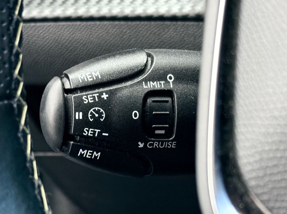 Peugeot e-208 50 GT 5d