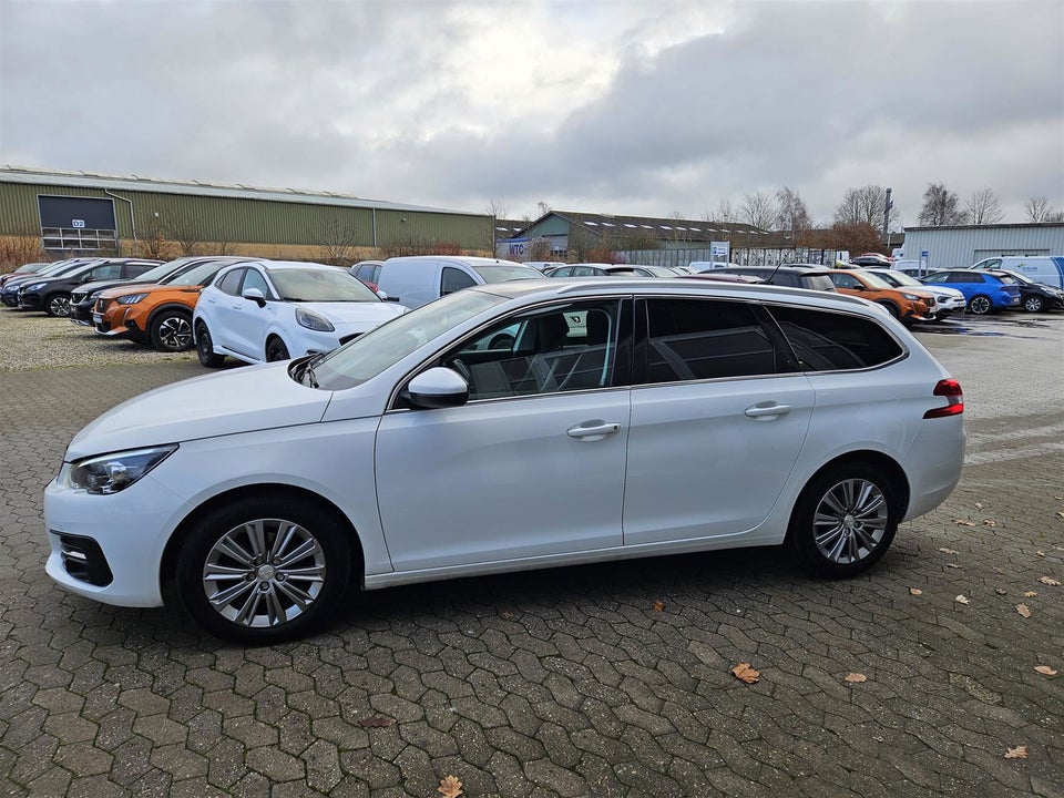 Peugeot 308 1,5 BlueHDi 130 Selection Sky 5d