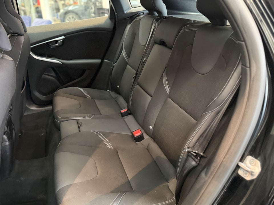 Volvo V40 2,0 D2 120 Momentum Eco 5d