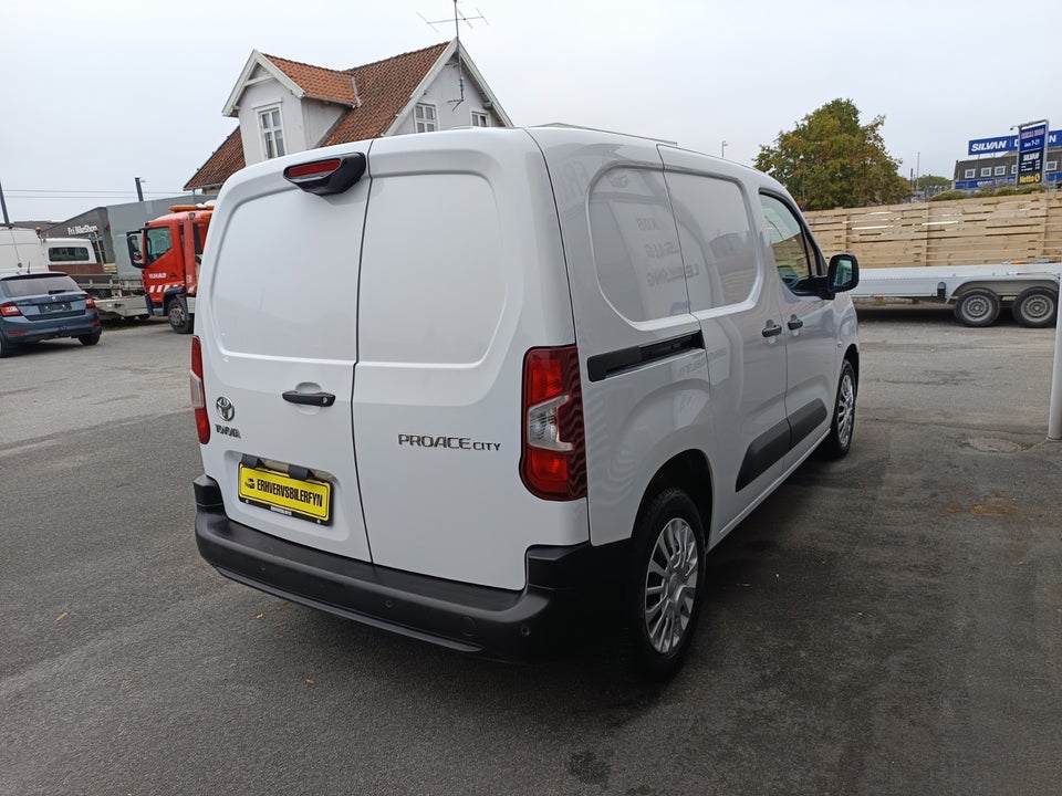 Toyota ProAce City 1,5 D 102 Medium Comfort 4d