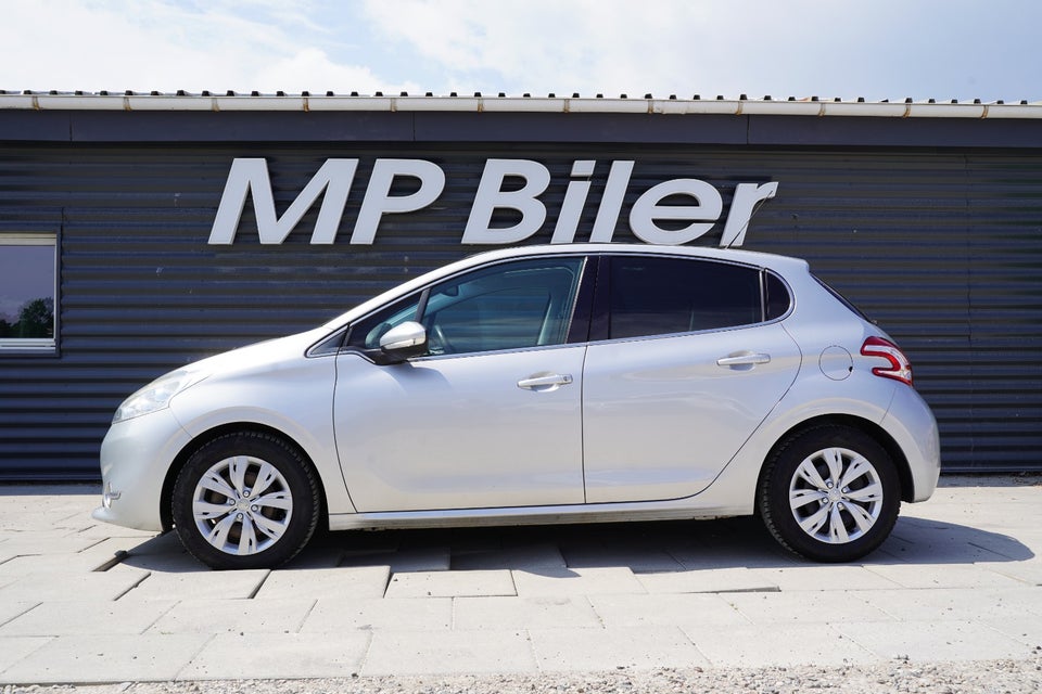 Peugeot 208 1,2 VTi 82 Supreme Sky 5d