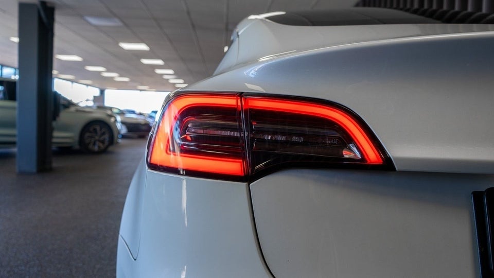 Tesla Model 3 Long Range RWD 4d