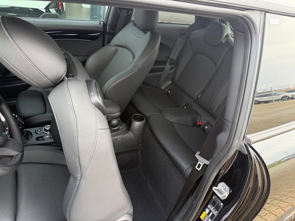 MINI Cooper SE Essential 3d