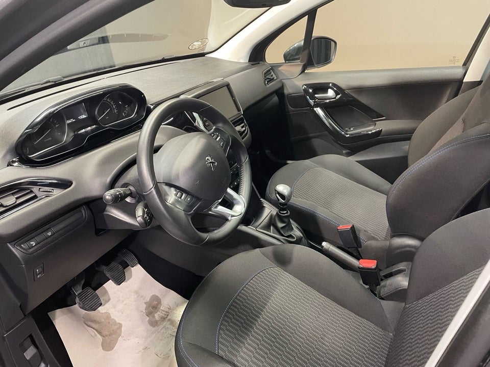 Peugeot 208 1,2 PureTech 110 Signatue Sky 5d
