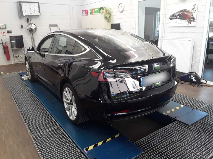 Tesla Model 3 Long Range AWD 4d